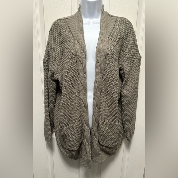 Sweaters - Women’s like new Traleubie  cardigan sweater size XL